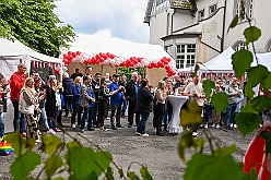 MERCURALIA 2024-05-25 06  Besuch mit Verlosung - Am Samstagnachmittag, 25. Mai, besuchten wir das XVI. MERCURALIA der Römergarde der Stadt Duisburg in Dinslaken. Wir zusammen waren dann Losfee und Glücksbringer bei der „Blumenverlosung“. : DVPJ, Holger II, Kinderprinz Phil II., Prinzessin, Mia I., Prinzessin Mia I., HDK, Duisburg, Karneval, Helau, Tollität, Event, Session 2024, Session 2025, Hauptausschuss, Gemeinschaft, Hauptausschuss Karneval Duisburg, Duisburg ist echt