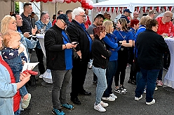 MERCURALIA 2024-05-25 15  Besuch mit Verlosung - Am Samstagnachmittag, 25. Mai, besuchten wir das XVI. MERCURALIA der Römergarde der Stadt Duisburg in Dinslaken. Wir zusammen waren dann Losfee und Glücksbringer bei der „Blumenverlosung“. : DVPJ, Holger II, Kinderprinz Phil II., Prinzessin, Mia I., Prinzessin Mia I., HDK, Duisburg, Karneval, Helau, Tollität, Event, Session 2024, Session 2025, Hauptausschuss, Gemeinschaft, Hauptausschuss Karneval Duisburg, Duisburg ist echt