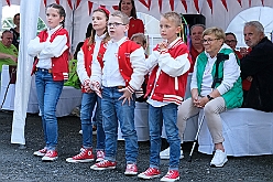 MERCURALIA 2024-05-25 22  Besuch mit Verlosung - Am Samstagnachmittag, 25. Mai, besuchten wir das XVI. MERCURALIA der Römergarde der Stadt Duisburg in Dinslaken. Wir zusammen waren dann Losfee und Glücksbringer bei der „Blumenverlosung“. : DVPJ, Holger II, Kinderprinz Phil II., Prinzessin, Mia I., Prinzessin Mia I., HDK, Duisburg, Karneval, Helau, Tollität, Event, Session 2024, Session 2025, Hauptausschuss, Gemeinschaft, Hauptausschuss Karneval Duisburg, Duisburg ist echt