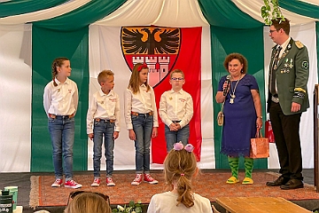 SchuetzenfBSVWedau 2024-05-30 07  Schützenfest - Am 30. Mai war es wieder soweit, Schützenfest des B.S.V. Duisburg-Wedau. Zum Auftakt das Kinderfest mit Dosenwerfen, Hüpfburg und vieles mehr. : DVPJ, Holger II, Kinderprinz Phil II., Prinzessin, Mia I., Prinzessin Mia I., HDK, Duisburg, Karneval, Helau, Tollität, Event, Session 2024, Session 2025, Hauptausschuss, Gemeinschaft, Hauptausschuss Karneval Duisburg, Duisburg ist echt