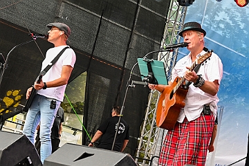 SommerBiwakHDK 2024-07-21 04  Sommerbiwak vom HDK - Pünktlich um 11.11 Uhr startete das 7. Sommerbiwak vom Hauptausschuss auf der Hauptbühne beim Duisburger Stadtfest zwischen City Palais und Forum. Die Akteure   im unterhaltsamen Programm, die Stark Reduzierte Einzelstücke, ⁠Lonnie & Friends von den Jungpiraten, wir, die designierte Kinderprinzencrew 2024/25, ⁠Annika (Solo-Mariechen der KG Marxloher Jecken), die Kölner Band „⁠Miljö“ , der designierter Stadtprinz 2024/25 Holger II. mit Crew und ⁠Philipp Godart. Für musikalische Untermalung sorgte das DJ Duo Schwarzwaldzimmer. : DVPJ, Holger II, Kinderprinz Phil II., Prinzessin, Mia I., Prinzessin Mia I., HDK, Duisburg, Karneval, Helau, Tollität, Event, Session 2024, Session 2025, Hauptausschuss, Gemeinschaft, Hauptausschuss Karneval Duisburg, Duisburg ist echt