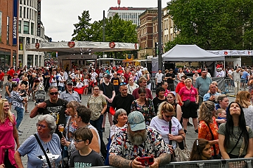 SommerBiwakHDK 2024-07-21 09  Sommerbiwak vom HDK - Pünktlich um 11.11 Uhr startete das 7. Sommerbiwak vom Hauptausschuss auf der Hauptbühne beim Duisburger Stadtfest zwischen City Palais und Forum. Die Akteure   im unterhaltsamen Programm, die Stark Reduzierte Einzelstücke, ⁠Lonnie & Friends von den Jungpiraten, wir, die designierte Kinderprinzencrew 2024/25, ⁠Annika (Solo-Mariechen der KG Marxloher Jecken), die Kölner Band „⁠Miljö“ , der designierter Stadtprinz 2024/25 Holger II. mit Crew und ⁠Philipp Godart. Für musikalische Untermalung sorgte das DJ Duo Schwarzwaldzimmer. : DVPJ, Holger II, Kinderprinz Phil II., Prinzessin, Mia I., Prinzessin Mia I., HDK, Duisburg, Karneval, Helau, Tollität, Event, Session 2024, Session 2025, Hauptausschuss, Gemeinschaft, Hauptausschuss Karneval Duisburg, Duisburg ist echt