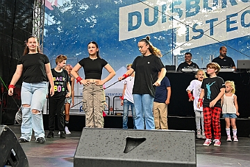 SommerBiwakHDK 2024-07-21 11  Sommerbiwak vom HDK - Pünktlich um 11.11 Uhr startete das 7. Sommerbiwak vom Hauptausschuss auf der Hauptbühne beim Duisburger Stadtfest zwischen City Palais und Forum. Die Akteure   im unterhaltsamen Programm, die Stark Reduzierte Einzelstücke, ⁠Lonnie & Friends von den Jungpiraten, wir, die designierte Kinderprinzencrew 2024/25, ⁠Annika (Solo-Mariechen der KG Marxloher Jecken), die Kölner Band „⁠Miljö“ , der designierter Stadtprinz 2024/25 Holger II. mit Crew und ⁠Philipp Godart. Für musikalische Untermalung sorgte das DJ Duo Schwarzwaldzimmer. : DVPJ, Holger II, Kinderprinz Phil II., Prinzessin, Mia I., Prinzessin Mia I., HDK, Duisburg, Karneval, Helau, Tollität, Event, Session 2024, Session 2025, Hauptausschuss, Gemeinschaft, Hauptausschuss Karneval Duisburg, Duisburg ist echt