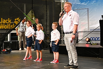 SommerBiwakHDK 2024-07-21 17  Sommerbiwak vom HDK - Pünktlich um 11.11 Uhr startete das 7. Sommerbiwak vom Hauptausschuss auf der Hauptbühne beim Duisburger Stadtfest zwischen City Palais und Forum. Die Akteure   im unterhaltsamen Programm, die Stark Reduzierte Einzelstücke, ⁠Lonnie & Friends von den Jungpiraten, wir, die designierte Kinderprinzencrew 2024/25, ⁠Annika (Solo-Mariechen der KG Marxloher Jecken), die Kölner Band „⁠Miljö“ , der designierter Stadtprinz 2024/25 Holger II. mit Crew und ⁠Philipp Godart. Für musikalische Untermalung sorgte das DJ Duo Schwarzwaldzimmer. : DVPJ, Holger II, Kinderprinz Phil II., Prinzessin, Mia I., Prinzessin Mia I., HDK, Duisburg, Karneval, Helau, Tollität, Event, Session 2024, Session 2025, Hauptausschuss, Gemeinschaft, Hauptausschuss Karneval Duisburg, Duisburg ist echt