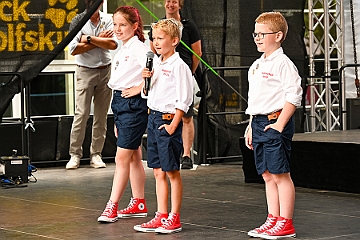 SommerBiwakHDK 2024-07-21 18  Sommerbiwak vom HDK - Pünktlich um 11.11 Uhr startete das 7. Sommerbiwak vom Hauptausschuss auf der Hauptbühne beim Duisburger Stadtfest zwischen City Palais und Forum. Die Akteure   im unterhaltsamen Programm, die Stark Reduzierte Einzelstücke, ⁠Lonnie & Friends von den Jungpiraten, wir, die designierte Kinderprinzencrew 2024/25, ⁠Annika (Solo-Mariechen der KG Marxloher Jecken), die Kölner Band „⁠Miljö“ , der designierter Stadtprinz 2024/25 Holger II. mit Crew und ⁠Philipp Godart. Für musikalische Untermalung sorgte das DJ Duo Schwarzwaldzimmer. : DVPJ, Holger II, Kinderprinz Phil II., Prinzessin, Mia I., Prinzessin Mia I., HDK, Duisburg, Karneval, Helau, Tollität, Event, Session 2024, Session 2025, Hauptausschuss, Gemeinschaft, Hauptausschuss Karneval Duisburg, Duisburg ist echt