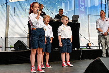 SommerBiwakHDK 2024-07-21 22  Sommerbiwak vom HDK - Pünktlich um 11.11 Uhr startete das 7. Sommerbiwak vom Hauptausschuss auf der Hauptbühne beim Duisburger Stadtfest zwischen City Palais und Forum. Die Akteure   im unterhaltsamen Programm, die Stark Reduzierte Einzelstücke, ⁠Lonnie & Friends von den Jungpiraten, wir, die designierte Kinderprinzencrew 2024/25, ⁠Annika (Solo-Mariechen der KG Marxloher Jecken), die Kölner Band „⁠Miljö“ , der designierter Stadtprinz 2024/25 Holger II. mit Crew und ⁠Philipp Godart. Für musikalische Untermalung sorgte das DJ Duo Schwarzwaldzimmer. : DVPJ, Holger II, Kinderprinz Phil II., Prinzessin, Mia I., Prinzessin Mia I., HDK, Duisburg, Karneval, Helau, Tollität, Event, Session 2024, Session 2025, Hauptausschuss, Gemeinschaft, Hauptausschuss Karneval Duisburg, Duisburg ist echt