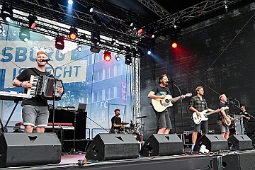 SommerBiwakHDK 2024-07-21 27  Sommerbiwak vom HDK - Pünktlich um 11.11 Uhr startete das 7. Sommerbiwak vom Hauptausschuss auf der Hauptbühne beim Duisburger Stadtfest zwischen City Palais und Forum. Die Akteure   im unterhaltsamen Programm, die Stark Reduzierte Einzelstücke, ⁠Lonnie & Friends von den Jungpiraten, wir, die designierte Kinderprinzencrew 2024/25, ⁠Annika (Solo-Mariechen der KG Marxloher Jecken), die Kölner Band „⁠Miljö“ , der designierter Stadtprinz 2024/25 Holger II. mit Crew und ⁠Philipp Godart. Für musikalische Untermalung sorgte das DJ Duo Schwarzwaldzimmer. : DVPJ, Holger II, Kinderprinz Phil II., Prinzessin, Mia I., Prinzessin Mia I., HDK, Duisburg, Karneval, Helau, Tollität, Event, Session 2024, Session 2025, Hauptausschuss, Gemeinschaft, Hauptausschuss Karneval Duisburg, Duisburg ist echt