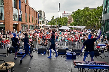 SommerBiwakHDK 2024-07-21 28  Sommerbiwak vom HDK - Pünktlich um 11.11 Uhr startete das 7. Sommerbiwak vom Hauptausschuss auf der Hauptbühne beim Duisburger Stadtfest zwischen City Palais und Forum. Die Akteure   im unterhaltsamen Programm, die Stark Reduzierte Einzelstücke, ⁠Lonnie & Friends von den Jungpiraten, wir, die designierte Kinderprinzencrew 2024/25, ⁠Annika (Solo-Mariechen der KG Marxloher Jecken), die Kölner Band „⁠Miljö“ , der designierter Stadtprinz 2024/25 Holger II. mit Crew und ⁠Philipp Godart. Für musikalische Untermalung sorgte das DJ Duo Schwarzwaldzimmer. : DVPJ, Holger II, Kinderprinz Phil II., Prinzessin, Mia I., Prinzessin Mia I., HDK, Duisburg, Karneval, Helau, Tollität, Event, Session 2024, Session 2025, Hauptausschuss, Gemeinschaft, Hauptausschuss Karneval Duisburg, Duisburg ist echt