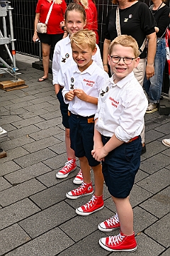 SommerBiwakHDK 2024-07-21 31  Sommerbiwak vom HDK - Pünktlich um 11.11 Uhr startete das 7. Sommerbiwak vom Hauptausschuss auf der Hauptbühne beim Duisburger Stadtfest zwischen City Palais und Forum. Die Akteure   im unterhaltsamen Programm, die Stark Reduzierte Einzelstücke, ⁠Lonnie & Friends von den Jungpiraten, wir, die designierte Kinderprinzencrew 2024/25, ⁠Annika (Solo-Mariechen der KG Marxloher Jecken), die Kölner Band „⁠Miljö“ , der designierter Stadtprinz 2024/25 Holger II. mit Crew und ⁠Philipp Godart. Für musikalische Untermalung sorgte das DJ Duo Schwarzwaldzimmer. : DVPJ, Holger II, Kinderprinz Phil II., Prinzessin, Mia I., Prinzessin Mia I., HDK, Duisburg, Karneval, Helau, Tollität, Event, Session 2024, Session 2025, Hauptausschuss, Gemeinschaft, Hauptausschuss Karneval Duisburg, Duisburg ist echt