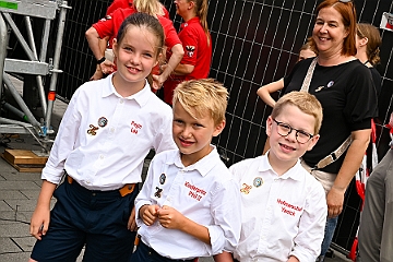 SommerBiwakHDK 2024-07-21 32  Sommerbiwak vom HDK - Pünktlich um 11.11 Uhr startete das 7. Sommerbiwak vom Hauptausschuss auf der Hauptbühne beim Duisburger Stadtfest zwischen City Palais und Forum. Die Akteure   im unterhaltsamen Programm, die Stark Reduzierte Einzelstücke, ⁠Lonnie & Friends von den Jungpiraten, wir, die designierte Kinderprinzencrew 2024/25, ⁠Annika (Solo-Mariechen der KG Marxloher Jecken), die Kölner Band „⁠Miljö“ , der designierter Stadtprinz 2024/25 Holger II. mit Crew und ⁠Philipp Godart. Für musikalische Untermalung sorgte das DJ Duo Schwarzwaldzimmer. : DVPJ, Holger II, Kinderprinz Phil II., Prinzessin, Mia I., Prinzessin Mia I., HDK, Duisburg, Karneval, Helau, Tollität, Event, Session 2024, Session 2025, Hauptausschuss, Gemeinschaft, Hauptausschuss Karneval Duisburg, Duisburg ist echt