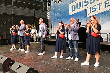 SommerBiwakHDK 2024-07-21 34  Sommerbiwak vom HDK - Pünktlich um 11.11 Uhr startete das 7. Sommerbiwak vom Hauptausschuss auf der Hauptbühne beim Duisburger Stadtfest zwischen City Palais und Forum. Die Akteure   im unterhaltsamen Programm, die Stark Reduzierte Einzelstücke, ⁠Lonnie & Friends von den Jungpiraten, wir, die designierte Kinderprinzencrew 2024/25, ⁠Annika (Solo-Mariechen der KG Marxloher Jecken), die Kölner Band „⁠Miljö“ , der designierter Stadtprinz 2024/25 Holger II. mit Crew und ⁠Philipp Godart. Für musikalische Untermalung sorgte das DJ Duo Schwarzwaldzimmer. : DVPJ, Holger II, Kinderprinz Phil II., Prinzessin, Mia I., Prinzessin Mia I., HDK, Duisburg, Karneval, Helau, Tollität, Event, Session 2024, Session 2025, Hauptausschuss, Gemeinschaft, Hauptausschuss Karneval Duisburg, Duisburg ist echt