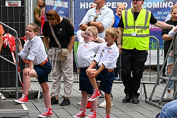 SommerBiwakHDK 2024-07-21 36  Sommerbiwak vom HDK - Pünktlich um 11.11 Uhr startete das 7. Sommerbiwak vom Hauptausschuss auf der Hauptbühne beim Duisburger Stadtfest zwischen City Palais und Forum. Die Akteure   im unterhaltsamen Programm, die Stark Reduzierte Einzelstücke, ⁠Lonnie & Friends von den Jungpiraten, wir, die designierte Kinderprinzencrew 2024/25, ⁠Annika (Solo-Mariechen der KG Marxloher Jecken), die Kölner Band „⁠Miljö“ , der designierter Stadtprinz 2024/25 Holger II. mit Crew und ⁠Philipp Godart. Für musikalische Untermalung sorgte das DJ Duo Schwarzwaldzimmer. : DVPJ, Holger II, Kinderprinz Phil II., Prinzessin, Mia I., Prinzessin Mia I., HDK, Duisburg, Karneval, Helau, Tollität, Event, Session 2024, Session 2025, Hauptausschuss, Gemeinschaft, Hauptausschuss Karneval Duisburg, Duisburg ist echt