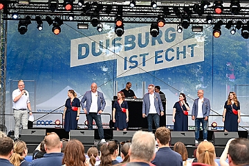 SommerBiwakHDK 2024-07-21 37  Sommerbiwak vom HDK - Pünktlich um 11.11 Uhr startete das 7. Sommerbiwak vom Hauptausschuss auf der Hauptbühne beim Duisburger Stadtfest zwischen City Palais und Forum. Die Akteure   im unterhaltsamen Programm, die Stark Reduzierte Einzelstücke, ⁠Lonnie & Friends von den Jungpiraten, wir, die designierte Kinderprinzencrew 2024/25, ⁠Annika (Solo-Mariechen der KG Marxloher Jecken), die Kölner Band „⁠Miljö“ , der designierter Stadtprinz 2024/25 Holger II. mit Crew und ⁠Philipp Godart. Für musikalische Untermalung sorgte das DJ Duo Schwarzwaldzimmer. : DVPJ, Holger II, Kinderprinz Phil II., Prinzessin, Mia I., Prinzessin Mia I., HDK, Duisburg, Karneval, Helau, Tollität, Event, Session 2024, Session 2025, Hauptausschuss, Gemeinschaft, Hauptausschuss Karneval Duisburg, Duisburg ist echt