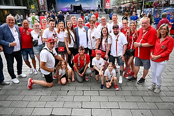 SommerBiwakHDK 2024-07-21 40  Sommerbiwak vom HDK - Pünktlich um 11.11 Uhr startete das 7. Sommerbiwak vom Hauptausschuss auf der Hauptbühne beim Duisburger Stadtfest zwischen City Palais und Forum. Die Akteure   im unterhaltsamen Programm, die Stark Reduzierte Einzelstücke, ⁠Lonnie & Friends von den Jungpiraten, wir, die designierte Kinderprinzencrew 2024/25, ⁠Annika (Solo-Mariechen der KG Marxloher Jecken), die Kölner Band „⁠Miljö“ , der designierter Stadtprinz 2024/25 Holger II. mit Crew und ⁠Philipp Godart. Für musikalische Untermalung sorgte das DJ Duo Schwarzwaldzimmer. : DVPJ, Holger II, Kinderprinz Phil II., Prinzessin, Mia I., Prinzessin Mia I., HDK, Duisburg, Karneval, Helau, Tollität, Event, Session 2024, Session 2025, Hauptausschuss, Gemeinschaft, Hauptausschuss Karneval Duisburg, Duisburg ist echt