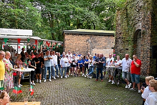 ß2 Buergergarde 2024-09-07 09  Schottenzunft und Bürgergarde - Am Samstag 7. September besuchten wir bei sommerlichem Wetter zuerst das Sommerfest der Schottenzunft auf dem Gelände des ETuS Bissingheim. Nachmittags ging es Richtung Kaiserberg. Dort zum „Am Haus am Wasserturm“ hatte die Bürgergarde zu ihrem Sommerfest geladen. : DVPJ, Holger II, Kinderprinz Phil II., Prinzessin, Mia I., Prinzessin Mia I., HDK, Duisburg, Karneval, Helau, Tollität, Event, Session 2024, Session 2025, Hauptausschuss, Gemeinschaft, Hauptausschuss Karneval Duisburg, Duisburg ist echt