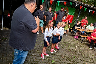 ß2 Buergergarde 2024-09-07 10  Schottenzunft und Bürgergarde - Am Samstag 7. September besuchten wir bei sommerlichem Wetter zuerst das Sommerfest der Schottenzunft auf dem Gelände des ETuS Bissingheim. Nachmittags ging es Richtung Kaiserberg. Dort zum „Am Haus am Wasserturm“ hatte die Bürgergarde zu ihrem Sommerfest geladen. : DVPJ, Holger II, Kinderprinz Phil II., Prinzessin, Mia I., Prinzessin Mia I., HDK, Duisburg, Karneval, Helau, Tollität, Event, Session 2024, Session 2025, Hauptausschuss, Gemeinschaft, Hauptausschuss Karneval Duisburg, Duisburg ist echt