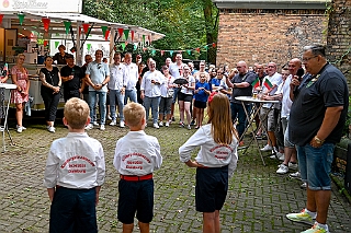 ß2 Buergergarde 2024-09-07 11  Schottenzunft und Bürgergarde - Am Samstag 7. September besuchten wir bei sommerlichem Wetter zuerst das Sommerfest der Schottenzunft auf dem Gelände des ETuS Bissingheim. Nachmittags ging es Richtung Kaiserberg. Dort zum „Am Haus am Wasserturm“ hatte die Bürgergarde zu ihrem Sommerfest geladen. : DVPJ, Holger II, Kinderprinz Phil II., Prinzessin, Mia I., Prinzessin Mia I., HDK, Duisburg, Karneval, Helau, Tollität, Event, Session 2024, Session 2025, Hauptausschuss, Gemeinschaft, Hauptausschuss Karneval Duisburg, Duisburg ist echt