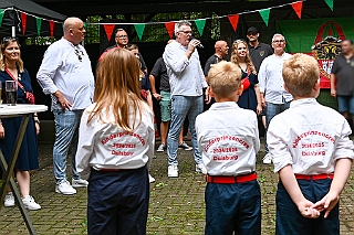 ß2 Buergergarde 2024-09-07 17  Schottenzunft und Bürgergarde - Am Samstag 7. September besuchten wir bei sommerlichem Wetter zuerst das Sommerfest der Schottenzunft auf dem Gelände des ETuS Bissingheim. Nachmittags ging es Richtung Kaiserberg. Dort zum „Am Haus am Wasserturm“ hatte die Bürgergarde zu ihrem Sommerfest geladen. : DVPJ, Holger II, Kinderprinz Phil II., Prinzessin, Mia I., Prinzessin Mia I., HDK, Duisburg, Karneval, Helau, Tollität, Event, Session 2024, Session 2025, Hauptausschuss, Gemeinschaft, Hauptausschuss Karneval Duisburg, Duisburg ist echt