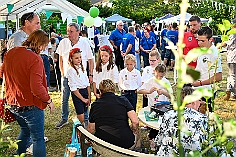 Herbstf MJ 2024-09-21  09  Bei den „Jecken“ im Norden - Unter dem Motto „Feiern mit Freunden“  hatten am Samstag dem 21. September die Marxloher-Jecken im Garten des Kirchorts St. Barbara an der Fahrnerstraße zum Herbstfest eingeladen. : DVPJ, Holger II, Kinderprinz Phil II., Prinzessin, Mia I., Prinzessin Mia I., HDK, Duisburg, Karneval, Helau, Tollität, Event, Session 2024, Session 2025, Hauptausschuss, Gemeinschaft, Hauptausschuss Karneval Duisburg, Duisburg ist echt