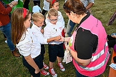 Herbstf MJ 2024-09-21  16  Bei den „Jecken“ im Norden - Unter dem Motto „Feiern mit Freunden“  hatten am Samstag dem 21. September die Marxloher-Jecken im Garten des Kirchorts St. Barbara an der Fahrnerstraße zum Herbstfest eingeladen. : DVPJ, Holger II, Kinderprinz Phil II., Prinzessin, Mia I., Prinzessin Mia I., HDK, Duisburg, Karneval, Helau, Tollität, Event, Session 2024, Session 2025, Hauptausschuss, Gemeinschaft, Hauptausschuss Karneval Duisburg, Duisburg ist echt