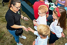 Herbstf MJ 2024-09-21  17  Bei den „Jecken“ im Norden - Unter dem Motto „Feiern mit Freunden“  hatten am Samstag dem 21. September die Marxloher-Jecken im Garten des Kirchorts St. Barbara an der Fahrnerstraße zum Herbstfest eingeladen. : DVPJ, Holger II, Kinderprinz Phil II., Prinzessin, Mia I., Prinzessin Mia I., HDK, Duisburg, Karneval, Helau, Tollität, Event, Session 2024, Session 2025, Hauptausschuss, Gemeinschaft, Hauptausschuss Karneval Duisburg, Duisburg ist echt