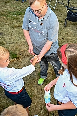 Herbstf MJ 2024-09-21  19  Bei den „Jecken“ im Norden - Unter dem Motto „Feiern mit Freunden“  hatten am Samstag dem 21. September die Marxloher-Jecken im Garten des Kirchorts St. Barbara an der Fahrnerstraße zum Herbstfest eingeladen. : DVPJ, Holger II, Kinderprinz Phil II., Prinzessin, Mia I., Prinzessin Mia I., HDK, Duisburg, Karneval, Helau, Tollität, Event, Session 2024, Session 2025, Hauptausschuss, Gemeinschaft, Hauptausschuss Karneval Duisburg, Duisburg ist echt