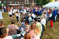 Herbstf MJ 2024-09-21  30  Bei den „Jecken“ im Norden - Unter dem Motto „Feiern mit Freunden“  hatten am Samstag dem 21. September die Marxloher-Jecken im Garten des Kirchorts St. Barbara an der Fahrnerstraße zum Herbstfest eingeladen. : DVPJ, Holger II, Kinderprinz Phil II., Prinzessin, Mia I., Prinzessin Mia I., HDK, Duisburg, Karneval, Helau, Tollität, Event, Session 2024, Session 2025, Hauptausschuss, Gemeinschaft, Hauptausschuss Karneval Duisburg, Duisburg ist echt