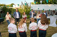 Herbstf MJ 2024-09-21  32  Bei den „Jecken“ im Norden - Unter dem Motto „Feiern mit Freunden“  hatten am Samstag dem 21. September die Marxloher-Jecken im Garten des Kirchorts St. Barbara an der Fahrnerstraße zum Herbstfest eingeladen. : DVPJ, Holger II, Kinderprinz Phil II., Prinzessin, Mia I., Prinzessin Mia I., HDK, Duisburg, Karneval, Helau, Tollität, Event, Session 2024, Session 2025, Hauptausschuss, Gemeinschaft, Hauptausschuss Karneval Duisburg, Duisburg ist echt