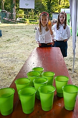 Herbstf MJ 2024-09-21  40  Bei den „Jecken“ im Norden - Unter dem Motto „Feiern mit Freunden“  hatten am Samstag dem 21. September die Marxloher-Jecken im Garten des Kirchorts St. Barbara an der Fahrnerstraße zum Herbstfest eingeladen. : DVPJ, Holger II, Kinderprinz Phil II., Prinzessin, Mia I., Prinzessin Mia I., HDK, Duisburg, Karneval, Helau, Tollität, Event, Session 2024, Session 2025, Hauptausschuss, Gemeinschaft, Hauptausschuss Karneval Duisburg, Duisburg ist echt