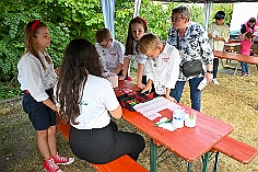 Herbstf MJ 2024-09-21  42  Bei den „Jecken“ im Norden - Unter dem Motto „Feiern mit Freunden“  hatten am Samstag dem 21. September die Marxloher-Jecken im Garten des Kirchorts St. Barbara an der Fahrnerstraße zum Herbstfest eingeladen. : DVPJ, Holger II, Kinderprinz Phil II., Prinzessin, Mia I., Prinzessin Mia I., HDK, Duisburg, Karneval, Helau, Tollität, Event, Session 2024, Session 2025, Hauptausschuss, Gemeinschaft, Hauptausschuss Karneval Duisburg, Duisburg ist echt