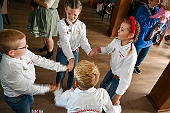 Koenigreich Duissern 2024-10-06 12  Mal Bayrisch - Auf geht´s morgens um 11 Uhr in die Tennis Gaststätte des DSC Preussen aus der Futterstraße. Der hat die KG Königreich Duissern zum Wies`n Frühschoppen geladen. Ein Heimspiel für Phil und Yanick. : DVPJ, Holger II, Kinderprinz Phil II., Prinzessin, Mia I., Prinzessin Mia I., HDK, Duisburg, Karneval, Helau, Tollität, Event, Session 2024, Session 2025, Hauptausschuss, Gemeinschaft, Hauptausschuss Karneval Duisburg, Duisburg ist echt