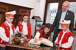 Rathausempfang 2024-11-08 11  Empfang im Rathaus der Stadt Duisburg - OB Sören Link empfing se. Tollität (spe.) Kinderprinz Phill II,, Prinzessin Mia I. und ihre Crew im Rathaus. Inklusive des Eintrags ins goldene Buch der Stadt Duisburg. Auch der des. Stadtprinz Holger II. stellte sich mit seiner Crew beim OB vor. : DVPJ, Holger II, Kinderprinz Phil II., Prinzessin, Mia I., Prinzessin Mia I., HDK, Duisburg, Karneval, Helau, Tollität, Event, Session 2024, Session 2025, Hauptausschuss, Gemeinschaft, Hauptausschuss Karneval Duisburg, Duisburg ist echt