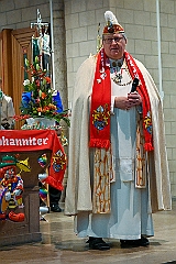 02 AuftaktNord 2024-11-09 16  Hoppeditzerwachen - Freitags wie Samstags - Am Freitagabend ging es los in Homberg bei der Narrenzunft. Danach hieß es nicht zu spät zu Bett, denn am Samstagmorgen stand in der Abteikirche der karnevalistische Gottesdienst in Hamborm an.  Mit eine kleinen Umzug ging’ s zum dortigen Rathaus. Karnevalsauftakt der Nordvereine. Am frühen Abend dann noch zur 1. KG Baerl und danach in Laar zu Rot-Goldenen KG, zum Hoppeditz-Erwachen. : DVPJ, Holger II, Kinderprinz Phil II., Prinzessin, Mia I., Prinzessin Mia I., HDK, Duisburg, Karneval, Helau, Tollität, Event, Session 2024, Session 2025, Hauptausschuss, Gemeinschaft, Hauptausschuss Karneval Duisburg, Duisburg ist echt