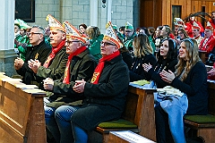 02 AuftaktNord 2024-11-09 18  Hoppeditzerwachen - Freitags wie Samstags - Am Freitagabend ging es los in Homberg bei der Narrenzunft. Danach hieß es nicht zu spät zu Bett, denn am Samstagmorgen stand in der Abteikirche der karnevalistische Gottesdienst in Hamborm an.  Mit eine kleinen Umzug ging’ s zum dortigen Rathaus. Karnevalsauftakt der Nordvereine. Am frühen Abend dann noch zur 1. KG Baerl und danach in Laar zu Rot-Goldenen KG, zum Hoppeditz-Erwachen. : DVPJ, Holger II, Kinderprinz Phil II., Prinzessin, Mia I., Prinzessin Mia I., HDK, Duisburg, Karneval, Helau, Tollität, Event, Session 2024, Session 2025, Hauptausschuss, Gemeinschaft, Hauptausschuss Karneval Duisburg, Duisburg ist echt