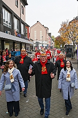 02 AuftaktNord 2024-11-09 25  Hoppeditzerwachen - Freitags wie Samstags - Am Freitagabend ging es los in Homberg bei der Narrenzunft. Danach hieß es nicht zu spät zu Bett, denn am Samstagmorgen stand in der Abteikirche der karnevalistische Gottesdienst in Hamborm an.  Mit eine kleinen Umzug ging’ s zum dortigen Rathaus. Karnevalsauftakt der Nordvereine. Am frühen Abend dann noch zur 1. KG Baerl und danach in Laar zu Rot-Goldenen KG, zum Hoppeditz-Erwachen. : DVPJ, Holger II, Kinderprinz Phil II., Prinzessin, Mia I., Prinzessin Mia I., HDK, Duisburg, Karneval, Helau, Tollität, Event, Session 2024, Session 2025, Hauptausschuss, Gemeinschaft, Hauptausschuss Karneval Duisburg, Duisburg ist echt