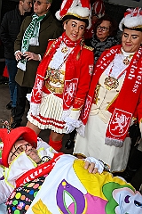 02 AuftaktNord 2024-11-09 29  Hoppeditzerwachen - Freitags wie Samstags - Am Freitagabend ging es los in Homberg bei der Narrenzunft. Danach hieß es nicht zu spät zu Bett, denn am Samstagmorgen stand in der Abteikirche der karnevalistische Gottesdienst in Hamborm an.  Mit eine kleinen Umzug ging’ s zum dortigen Rathaus. Karnevalsauftakt der Nordvereine. Am frühen Abend dann noch zur 1. KG Baerl und danach in Laar zu Rot-Goldenen KG, zum Hoppeditz-Erwachen. : DVPJ, Holger II, Kinderprinz Phil II., Prinzessin, Mia I., Prinzessin Mia I., HDK, Duisburg, Karneval, Helau, Tollität, Event, Session 2024, Session 2025, Hauptausschuss, Gemeinschaft, Hauptausschuss Karneval Duisburg, Duisburg ist echt