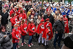 02 AuftaktNord 2024-11-09 33  Hoppeditzerwachen - Freitags wie Samstags - Am Freitagabend ging es los in Homberg bei der Narrenzunft. Danach hieß es nicht zu spät zu Bett, denn am Samstagmorgen stand in der Abteikirche der karnevalistische Gottesdienst in Hamborm an.  Mit eine kleinen Umzug ging’ s zum dortigen Rathaus. Karnevalsauftakt der Nordvereine. Am frühen Abend dann noch zur 1. KG Baerl und danach in Laar zu Rot-Goldenen KG, zum Hoppeditz-Erwachen. : DVPJ, Holger II, Kinderprinz Phil II., Prinzessin, Mia I., Prinzessin Mia I., HDK, Duisburg, Karneval, Helau, Tollität, Event, Session 2024, Session 2025, Hauptausschuss, Gemeinschaft, Hauptausschuss Karneval Duisburg, Duisburg ist echt