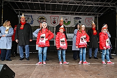 02 AuftaktNord 2024-11-09 41  Hoppeditzerwachen - Freitags wie Samstags - Am Freitagabend ging es los in Homberg bei der Narrenzunft. Danach hieß es nicht zu spät zu Bett, denn am Samstagmorgen stand in der Abteikirche der karnevalistische Gottesdienst in Hamborm an.  Mit eine kleinen Umzug ging’ s zum dortigen Rathaus. Karnevalsauftakt der Nordvereine. Am frühen Abend dann noch zur 1. KG Baerl und danach in Laar zu Rot-Goldenen KG, zum Hoppeditz-Erwachen. : DVPJ, Holger II, Kinderprinz Phil II., Prinzessin, Mia I., Prinzessin Mia I., HDK, Duisburg, Karneval, Helau, Tollität, Event, Session 2024, Session 2025, Hauptausschuss, Gemeinschaft, Hauptausschuss Karneval Duisburg, Duisburg ist echt