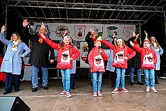 02 AuftaktNord 2024-11-09 49  Hoppeditzerwachen - Freitags wie Samstags - Am Freitagabend ging es los in Homberg bei der Narrenzunft. Danach hieß es nicht zu spät zu Bett, denn am Samstagmorgen stand in der Abteikirche der karnevalistische Gottesdienst in Hamborm an.  Mit eine kleinen Umzug ging’ s zum dortigen Rathaus. Karnevalsauftakt der Nordvereine. Am frühen Abend dann noch zur 1. KG Baerl und danach in Laar zu Rot-Goldenen KG, zum Hoppeditz-Erwachen. : DVPJ, Holger II, Kinderprinz Phil II., Prinzessin, Mia I., Prinzessin Mia I., HDK, Duisburg, Karneval, Helau, Tollität, Event, Session 2024, Session 2025, Hauptausschuss, Gemeinschaft, Hauptausschuss Karneval Duisburg, Duisburg ist echt