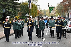 01 BiwakAMaB 2024-11-10 01  Hoppeditzerwachen im Süden - Sonntag, 10. November, in Duisburg Buchholz. Auf dem Norbert-Spitzer-Platz eröffnet die KG Alle Mann an Bord - die »Blauen Jungs« 1955 e.V. die Session 2024/25 mit einem Biwak. Wir bekommen als „Marschverpflegung“ einen „großen“ Weckmann von den „Kleinsten“ der KG überreicht. Alles wird in unserem (Pavels) Bus verstaut und es geht weiter in Süden. Die KG Südstern feiert in Serm das Hoppeditzerwachen. Das Körbchen mit den Sticks ist leer, so gut wie, Feierabend. : DVPJ, Holger II, Kinderprinz Phil II., Prinzessin, Mia I., Prinzessin Mia I., HDK, Duisburg, Karneval, Helau, Tollität, Event, Session 2024, Session 2025, Hauptausschuss, Gemeinschaft, Hauptausschuss Karneval Duisburg, Duisburg ist echt