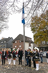 01 BiwakAMaB 2024-11-10 06  Hoppeditzerwachen im Süden - Sonntag, 10. November, in Duisburg Buchholz. Auf dem Norbert-Spitzer-Platz eröffnet die KG Alle Mann an Bord - die »Blauen Jungs« 1955 e.V. die Session 2024/25 mit einem Biwak. Wir bekommen als „Marschverpflegung“ einen „großen“ Weckmann von den „Kleinsten“ der KG überreicht. Alles wird in unserem (Pavels) Bus verstaut und es geht weiter in Süden. Die KG Südstern feiert in Serm das Hoppeditzerwachen. Das Körbchen mit den Sticks ist leer, so gut wie, Feierabend. : DVPJ, Holger II, Kinderprinz Phil II., Prinzessin, Mia I., Prinzessin Mia I., HDK, Duisburg, Karneval, Helau, Tollität, Event, Session 2024, Session 2025, Hauptausschuss, Gemeinschaft, Hauptausschuss Karneval Duisburg, Duisburg ist echt