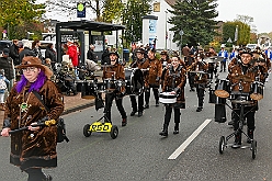 01 BiwakAMaB 2024-11-10 07  Hoppeditzerwachen im Süden - Sonntag, 10. November, in Duisburg Buchholz. Auf dem Norbert-Spitzer-Platz eröffnet die KG Alle Mann an Bord - die »Blauen Jungs« 1955 e.V. die Session 2024/25 mit einem Biwak. Wir bekommen als „Marschverpflegung“ einen „großen“ Weckmann von den „Kleinsten“ der KG überreicht. Alles wird in unserem (Pavels) Bus verstaut und es geht weiter in Süden. Die KG Südstern feiert in Serm das Hoppeditzerwachen. Das Körbchen mit den Sticks ist leer, so gut wie, Feierabend. : DVPJ, Holger II, Kinderprinz Phil II., Prinzessin, Mia I., Prinzessin Mia I., HDK, Duisburg, Karneval, Helau, Tollität, Event, Session 2024, Session 2025, Hauptausschuss, Gemeinschaft, Hauptausschuss Karneval Duisburg, Duisburg ist echt