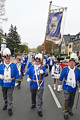 01 BiwakAMaB 2024-11-10 08  Hoppeditzerwachen im Süden - Sonntag, 10. November, in Duisburg Buchholz. Auf dem Norbert-Spitzer-Platz eröffnet die KG Alle Mann an Bord - die »Blauen Jungs« 1955 e.V. die Session 2024/25 mit einem Biwak. Wir bekommen als „Marschverpflegung“ einen „großen“ Weckmann von den „Kleinsten“ der KG überreicht. Alles wird in unserem (Pavels) Bus verstaut und es geht weiter in Süden. Die KG Südstern feiert in Serm das Hoppeditzerwachen. Das Körbchen mit den Sticks ist leer, so gut wie, Feierabend. : DVPJ, Holger II, Kinderprinz Phil II., Prinzessin, Mia I., Prinzessin Mia I., HDK, Duisburg, Karneval, Helau, Tollität, Event, Session 2024, Session 2025, Hauptausschuss, Gemeinschaft, Hauptausschuss Karneval Duisburg, Duisburg ist echt