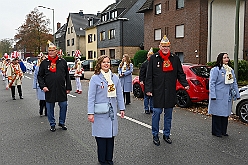 01 BiwakAMaB 2024-11-10 14  Hoppeditzerwachen im Süden - Sonntag, 10. November, in Duisburg Buchholz. Auf dem Norbert-Spitzer-Platz eröffnet die KG Alle Mann an Bord - die »Blauen Jungs« 1955 e.V. die Session 2024/25 mit einem Biwak. Wir bekommen als „Marschverpflegung“ einen „großen“ Weckmann von den „Kleinsten“ der KG überreicht. Alles wird in unserem (Pavels) Bus verstaut und es geht weiter in Süden. Die KG Südstern feiert in Serm das Hoppeditzerwachen. Das Körbchen mit den Sticks ist leer, so gut wie, Feierabend. : DVPJ, Holger II, Kinderprinz Phil II., Prinzessin, Mia I., Prinzessin Mia I., HDK, Duisburg, Karneval, Helau, Tollität, Event, Session 2024, Session 2025, Hauptausschuss, Gemeinschaft, Hauptausschuss Karneval Duisburg, Duisburg ist echt