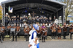 01 BiwakAMaB 2024-11-10 16  Hoppeditzerwachen im Süden - Sonntag, 10. November, in Duisburg Buchholz. Auf dem Norbert-Spitzer-Platz eröffnet die KG Alle Mann an Bord - die »Blauen Jungs« 1955 e.V. die Session 2024/25 mit einem Biwak. Wir bekommen als „Marschverpflegung“ einen „großen“ Weckmann von den „Kleinsten“ der KG überreicht. Alles wird in unserem (Pavels) Bus verstaut und es geht weiter in Süden. Die KG Südstern feiert in Serm das Hoppeditzerwachen. Das Körbchen mit den Sticks ist leer, so gut wie, Feierabend. : DVPJ, Holger II, Kinderprinz Phil II., Prinzessin, Mia I., Prinzessin Mia I., HDK, Duisburg, Karneval, Helau, Tollität, Event, Session 2024, Session 2025, Hauptausschuss, Gemeinschaft, Hauptausschuss Karneval Duisburg, Duisburg ist echt