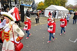 01 BiwakAMaB 2024-11-10 17  Hoppeditzerwachen im Süden - Sonntag, 10. November, in Duisburg Buchholz. Auf dem Norbert-Spitzer-Platz eröffnet die KG Alle Mann an Bord - die »Blauen Jungs« 1955 e.V. die Session 2024/25 mit einem Biwak. Wir bekommen als „Marschverpflegung“ einen „großen“ Weckmann von den „Kleinsten“ der KG überreicht. Alles wird in unserem (Pavels) Bus verstaut und es geht weiter in Süden. Die KG Südstern feiert in Serm das Hoppeditzerwachen. Das Körbchen mit den Sticks ist leer, so gut wie, Feierabend. : DVPJ, Holger II, Kinderprinz Phil II., Prinzessin, Mia I., Prinzessin Mia I., HDK, Duisburg, Karneval, Helau, Tollität, Event, Session 2024, Session 2025, Hauptausschuss, Gemeinschaft, Hauptausschuss Karneval Duisburg, Duisburg ist echt