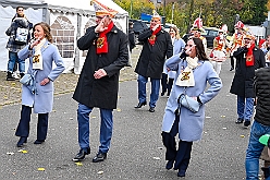 01 BiwakAMaB 2024-11-10 18  Hoppeditzerwachen im Süden - Sonntag, 10. November, in Duisburg Buchholz. Auf dem Norbert-Spitzer-Platz eröffnet die KG Alle Mann an Bord - die »Blauen Jungs« 1955 e.V. die Session 2024/25 mit einem Biwak. Wir bekommen als „Marschverpflegung“ einen „großen“ Weckmann von den „Kleinsten“ der KG überreicht. Alles wird in unserem (Pavels) Bus verstaut und es geht weiter in Süden. Die KG Südstern feiert in Serm das Hoppeditzerwachen. Das Körbchen mit den Sticks ist leer, so gut wie, Feierabend. : DVPJ, Holger II, Kinderprinz Phil II., Prinzessin, Mia I., Prinzessin Mia I., HDK, Duisburg, Karneval, Helau, Tollität, Event, Session 2024, Session 2025, Hauptausschuss, Gemeinschaft, Hauptausschuss Karneval Duisburg, Duisburg ist echt