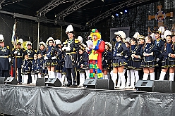 01 BiwakAMaB 2024-11-10 21  Hoppeditzerwachen im Süden - Sonntag, 10. November, in Duisburg Buchholz. Auf dem Norbert-Spitzer-Platz eröffnet die KG Alle Mann an Bord - die »Blauen Jungs« 1955 e.V. die Session 2024/25 mit einem Biwak. Wir bekommen als „Marschverpflegung“ einen „großen“ Weckmann von den „Kleinsten“ der KG überreicht. Alles wird in unserem (Pavels) Bus verstaut und es geht weiter in Süden. Die KG Südstern feiert in Serm das Hoppeditzerwachen. Das Körbchen mit den Sticks ist leer, so gut wie, Feierabend. : DVPJ, Holger II, Kinderprinz Phil II., Prinzessin, Mia I., Prinzessin Mia I., HDK, Duisburg, Karneval, Helau, Tollität, Event, Session 2024, Session 2025, Hauptausschuss, Gemeinschaft, Hauptausschuss Karneval Duisburg, Duisburg ist echt