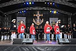 01 BiwakAMaB 2024-11-10 39  Hoppeditzerwachen im Süden - Sonntag, 10. November, in Duisburg Buchholz. Auf dem Norbert-Spitzer-Platz eröffnet die KG Alle Mann an Bord - die »Blauen Jungs« 1955 e.V. die Session 2024/25 mit einem Biwak. Wir bekommen als „Marschverpflegung“ einen „großen“ Weckmann von den „Kleinsten“ der KG überreicht. Alles wird in unserem (Pavels) Bus verstaut und es geht weiter in Süden. Die KG Südstern feiert in Serm das Hoppeditzerwachen. Das Körbchen mit den Sticks ist leer, so gut wie, Feierabend. : DVPJ, Holger II, Kinderprinz Phil II., Prinzessin, Mia I., Prinzessin Mia I., HDK, Duisburg, Karneval, Helau, Tollität, Event, Session 2024, Session 2025, Hauptausschuss, Gemeinschaft, Hauptausschuss Karneval Duisburg, Duisburg ist echt