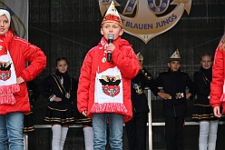 01 BiwakAMaB 2024-11-10 40  Hoppeditzerwachen im Süden - Sonntag, 10. November, in Duisburg Buchholz. Auf dem Norbert-Spitzer-Platz eröffnet die KG Alle Mann an Bord - die »Blauen Jungs« 1955 e.V. die Session 2024/25 mit einem Biwak. Wir bekommen als „Marschverpflegung“ einen „großen“ Weckmann von den „Kleinsten“ der KG überreicht. Alles wird in unserem (Pavels) Bus verstaut und es geht weiter in Süden. Die KG Südstern feiert in Serm das Hoppeditzerwachen. Das Körbchen mit den Sticks ist leer, so gut wie, Feierabend. : DVPJ, Holger II, Kinderprinz Phil II., Prinzessin, Mia I., Prinzessin Mia I., HDK, Duisburg, Karneval, Helau, Tollität, Event, Session 2024, Session 2025, Hauptausschuss, Gemeinschaft, Hauptausschuss Karneval Duisburg, Duisburg ist echt